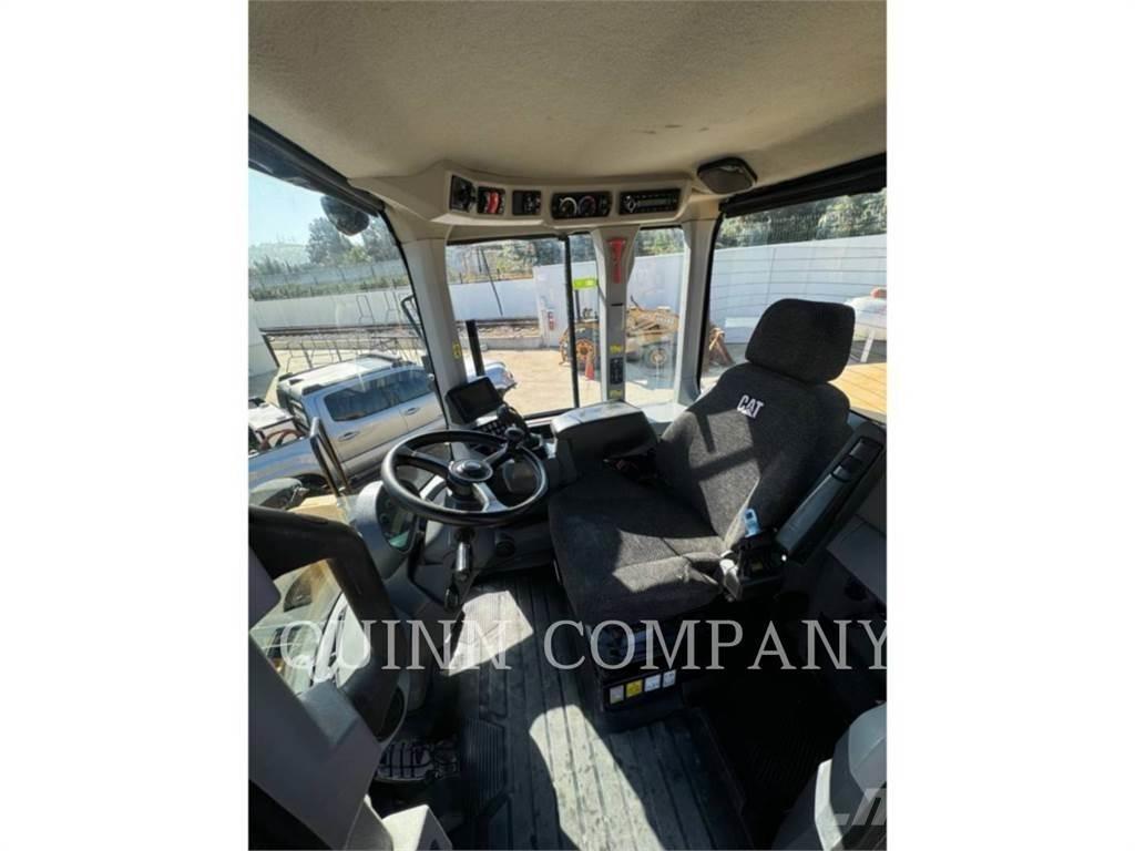 CAT 938M Pale gommate