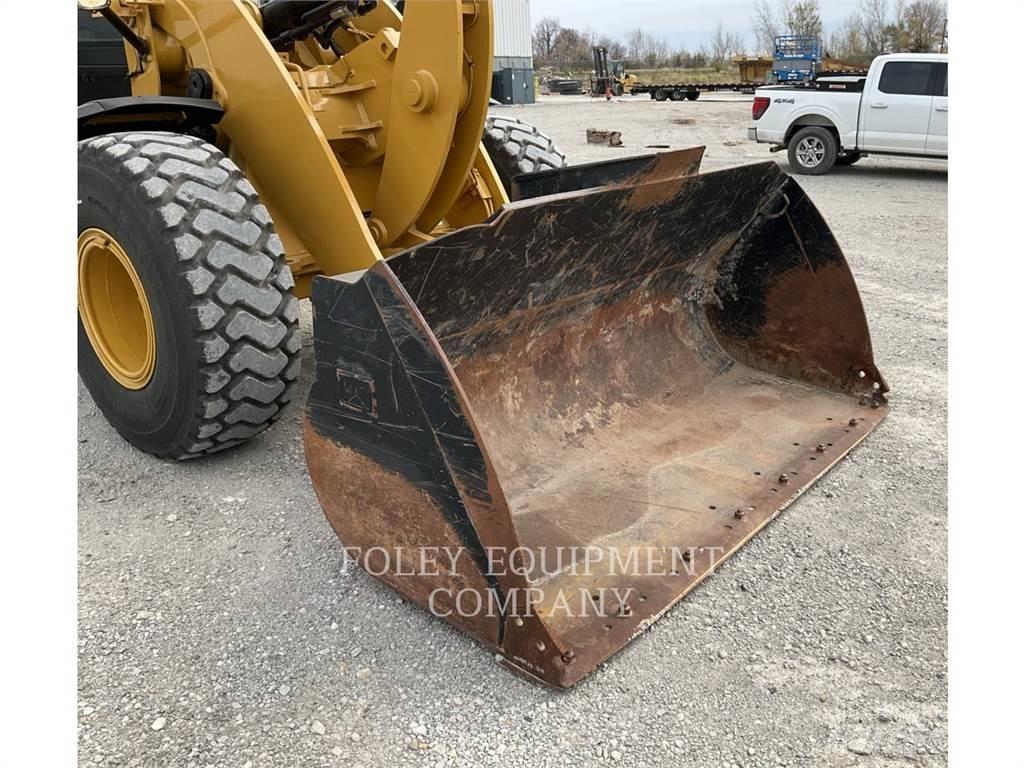 CAT 938M Pale gommate