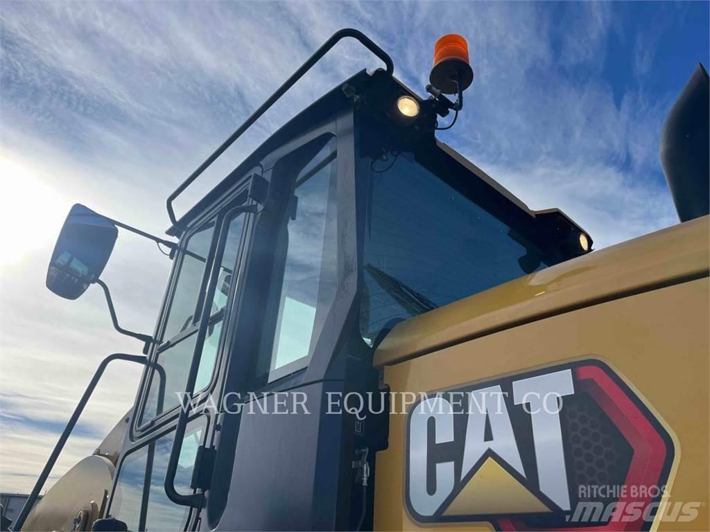 CAT 938M Pale gommate