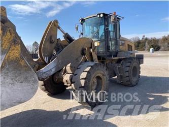 CAT 938M Pale gommate