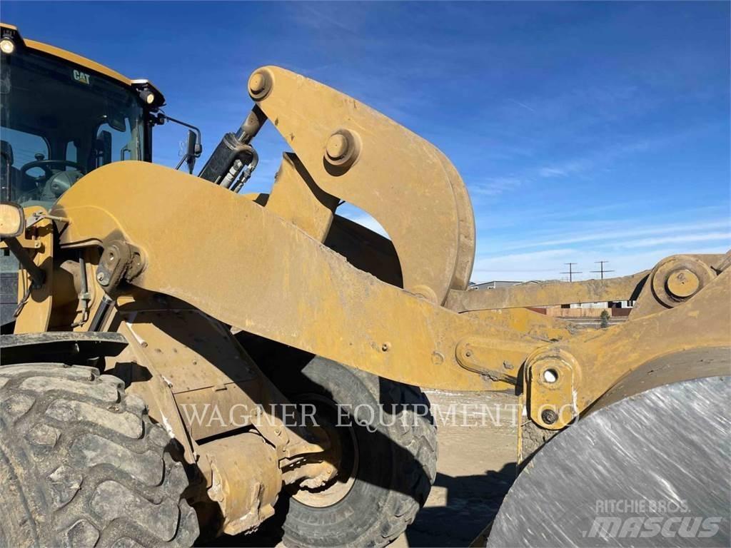 CAT 938M Pale gommate