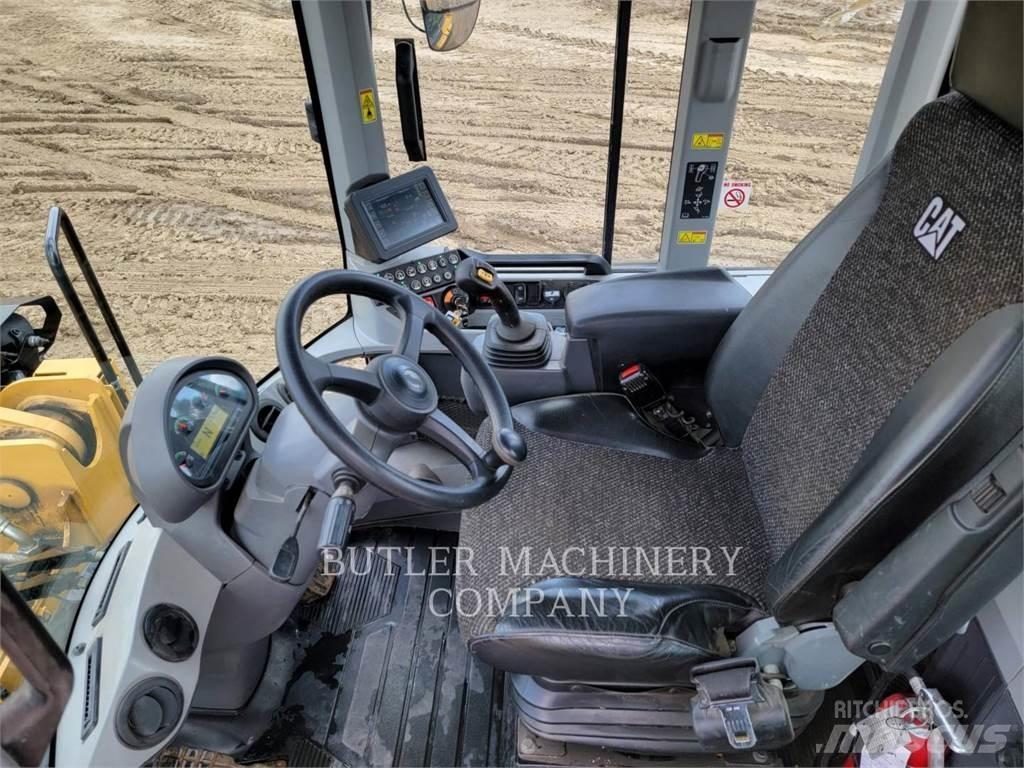 CAT 938M Pale gommate