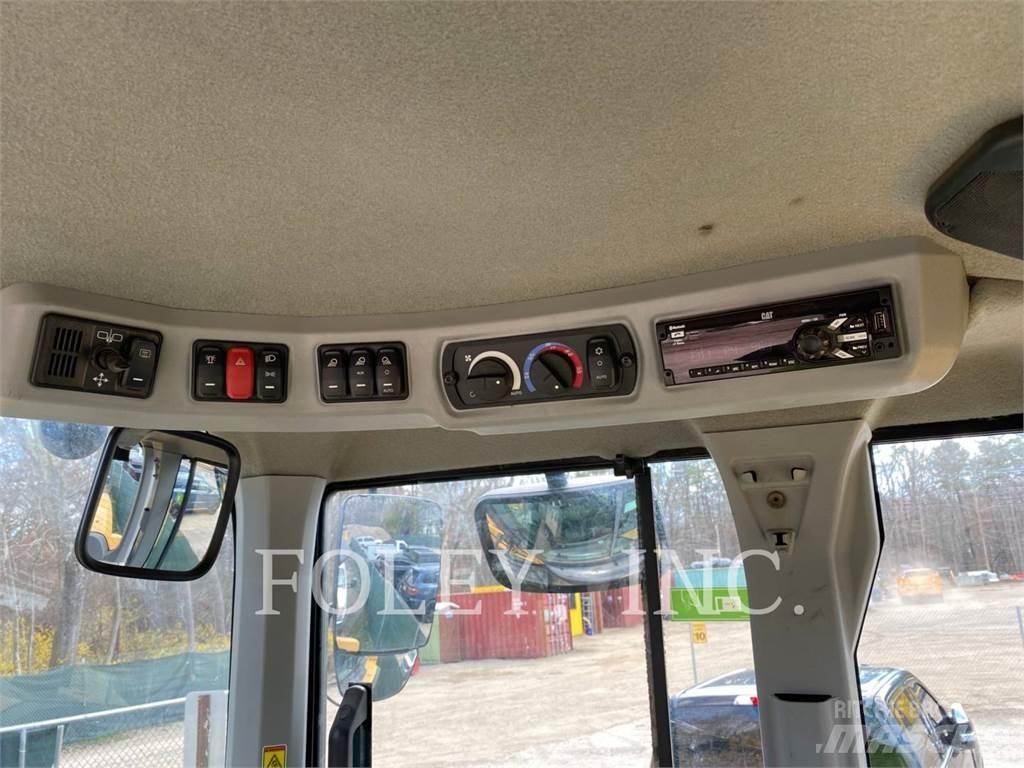 CAT 938M Pale gommate