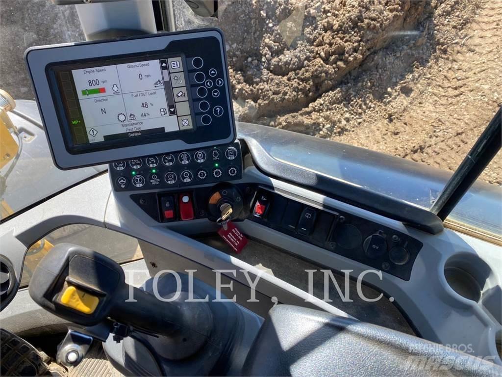 CAT 938M Pale gommate