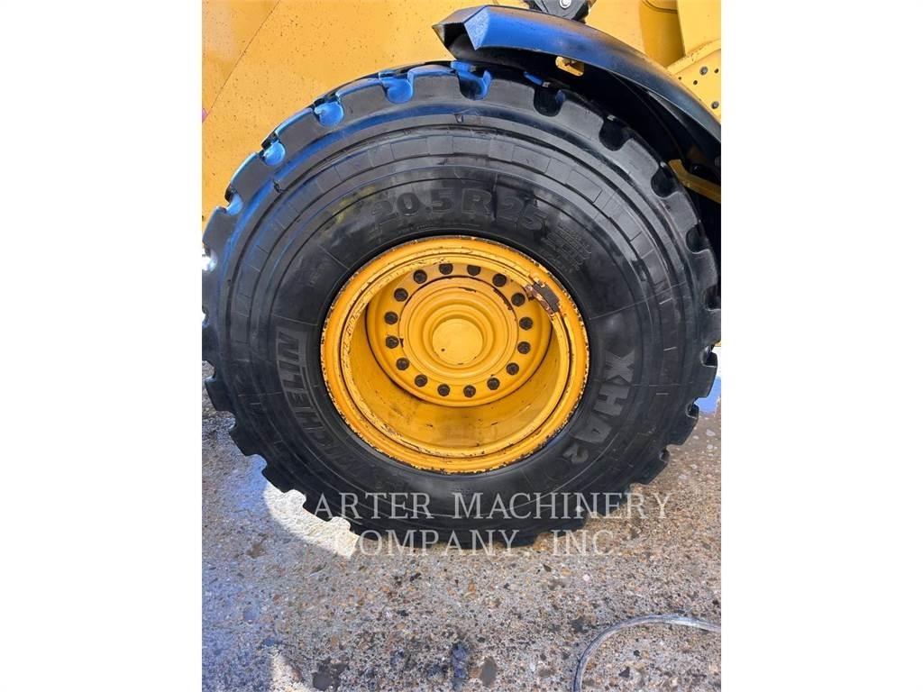 CAT 938M Pale gommate
