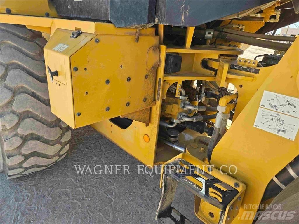 CAT 938M Pale gommate