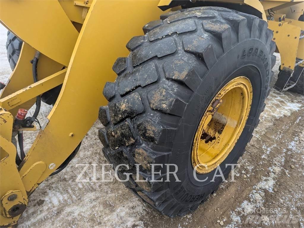 CAT 938M Pale gommate