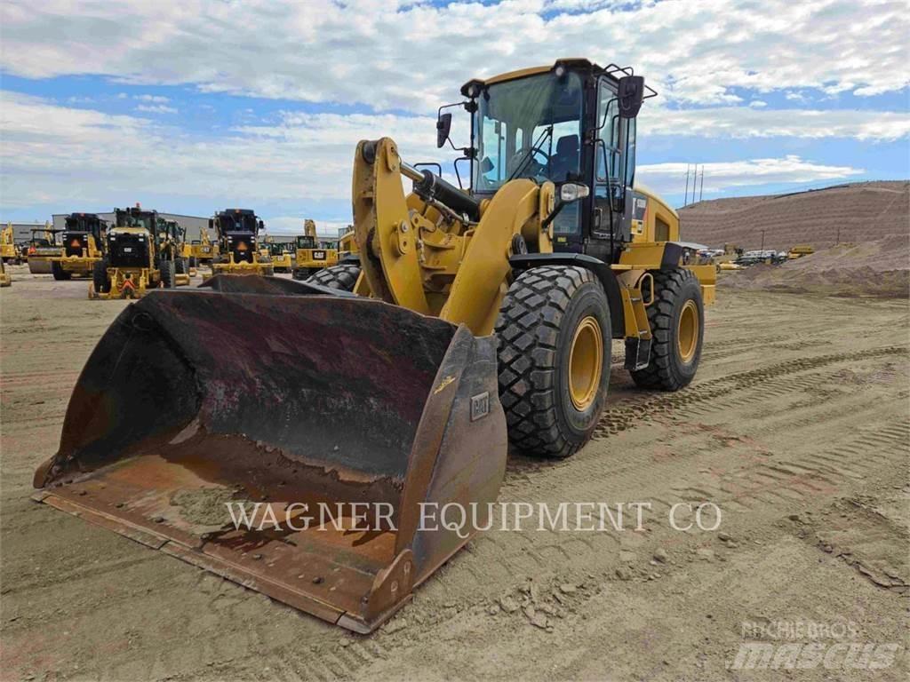 CAT 938M Pale gommate