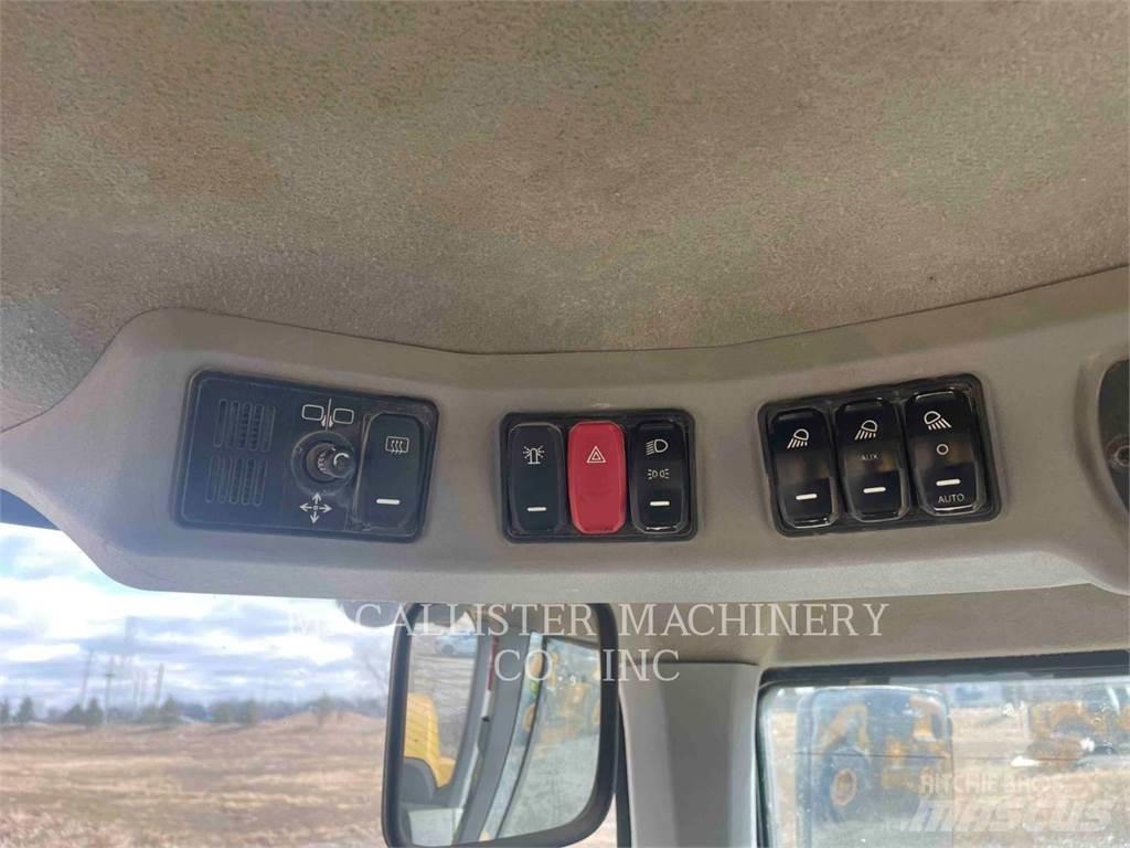 CAT 938M Pale gommate