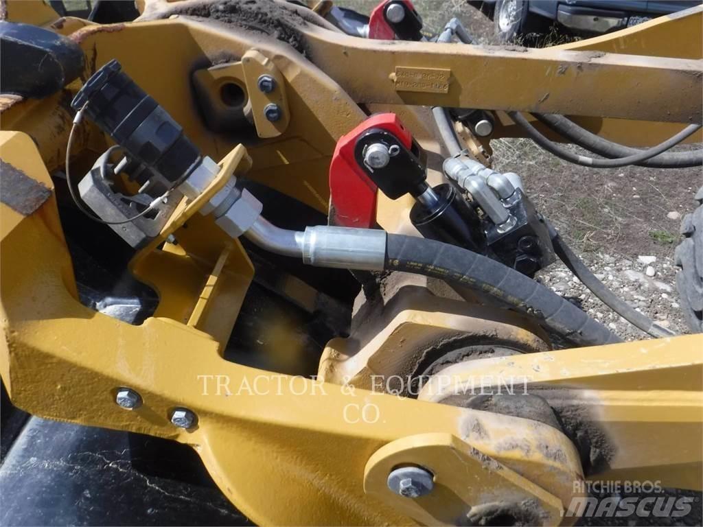 CAT 938M Pale gommate