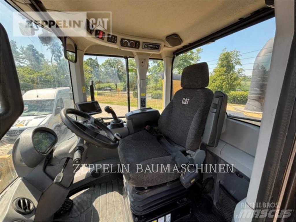 CAT 938M Pale gommate