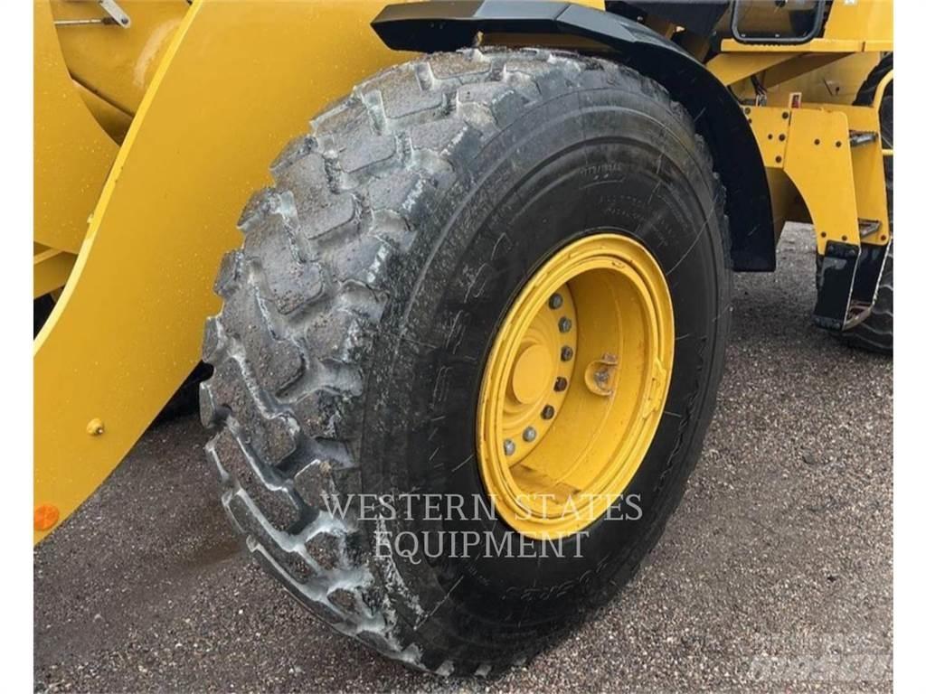 CAT 938M Pale gommate