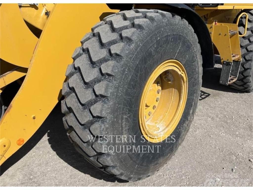 CAT 938M Pale gommate