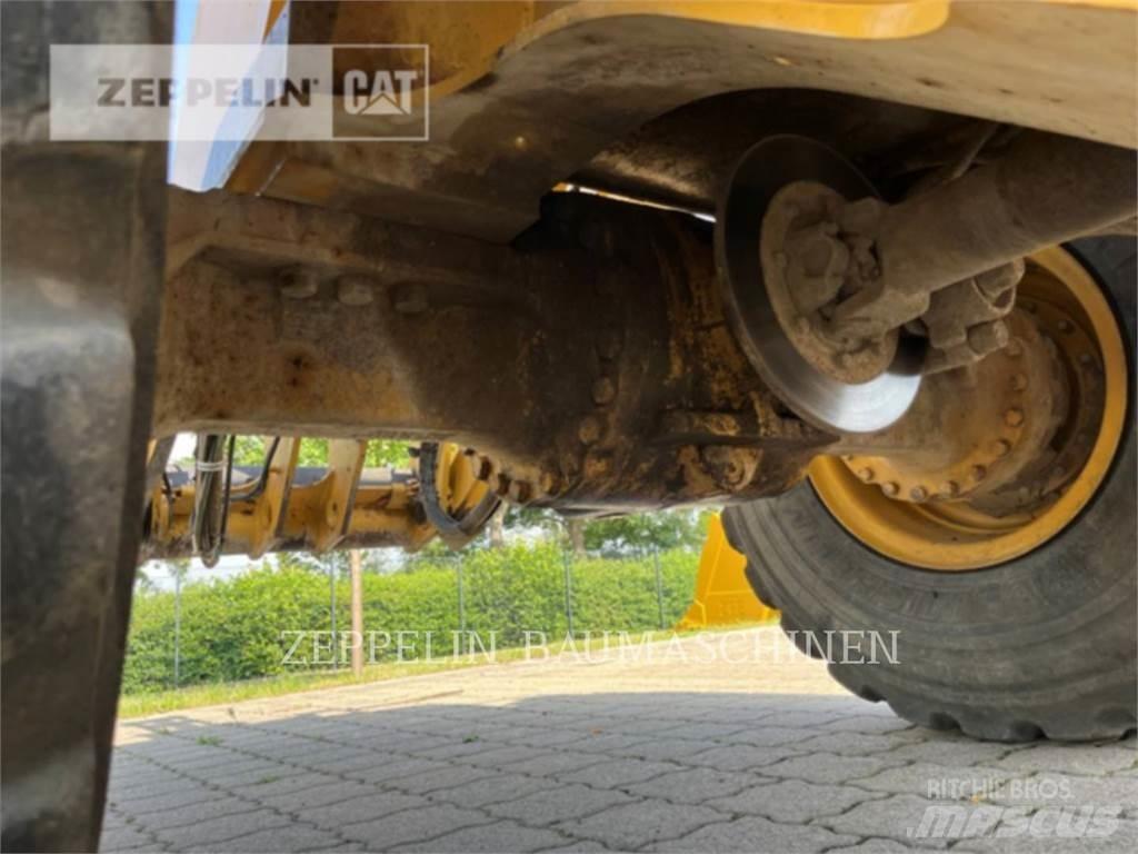 CAT 938M Pale gommate