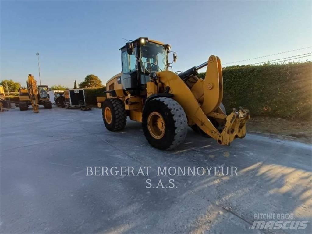 CAT 938M Pale gommate