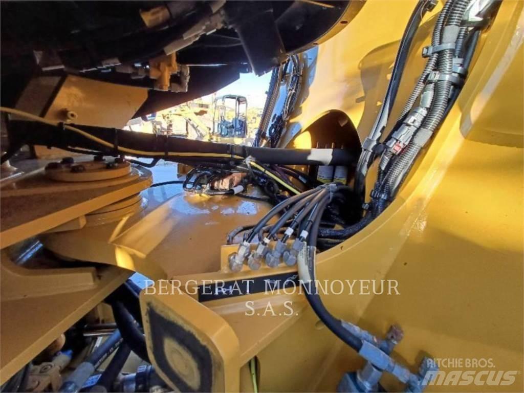 CAT 938M Pale gommate