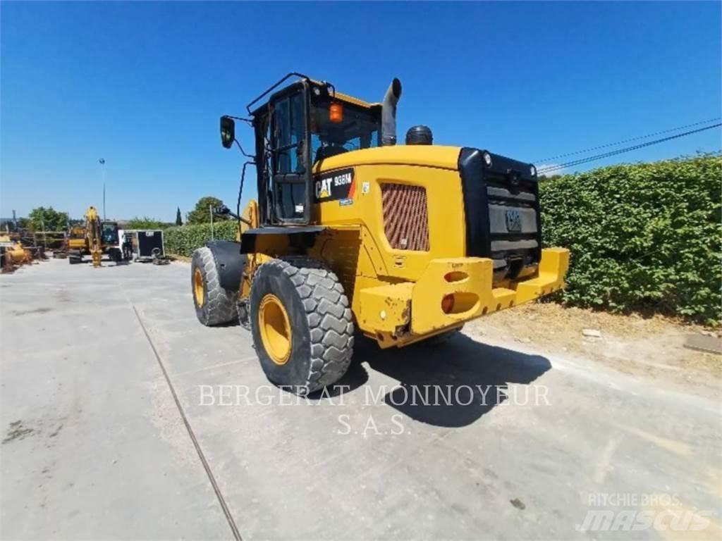 CAT 938M Pale gommate