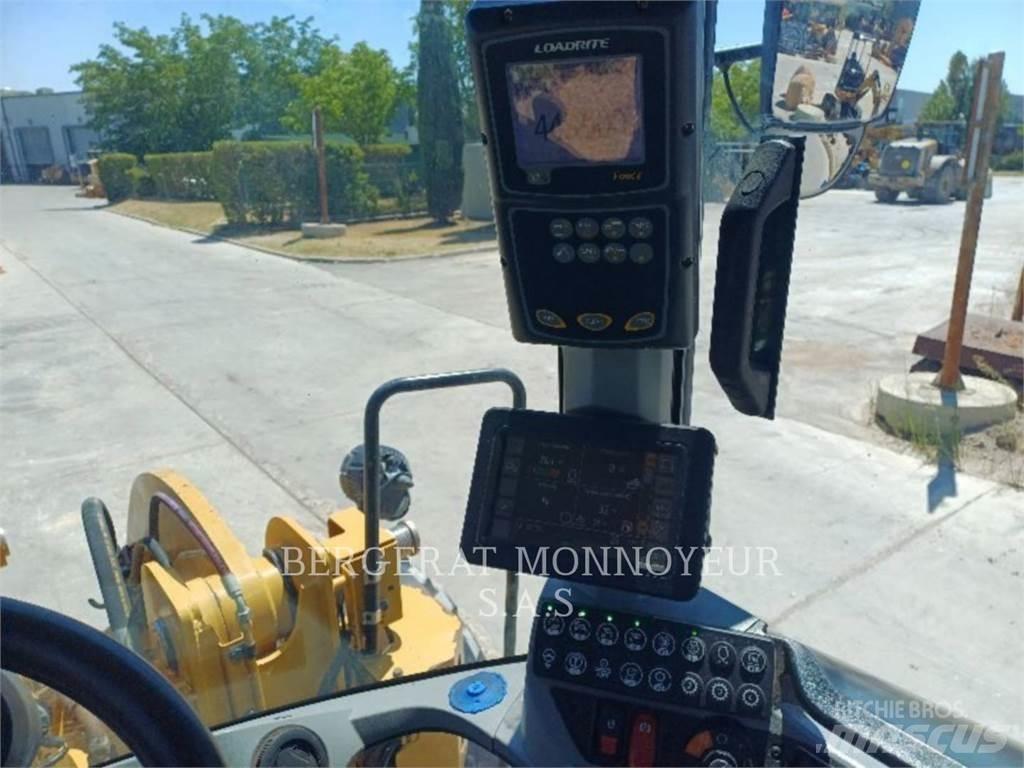 CAT 938M Pale gommate
