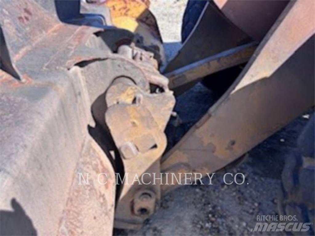 CAT 938M Pale gommate