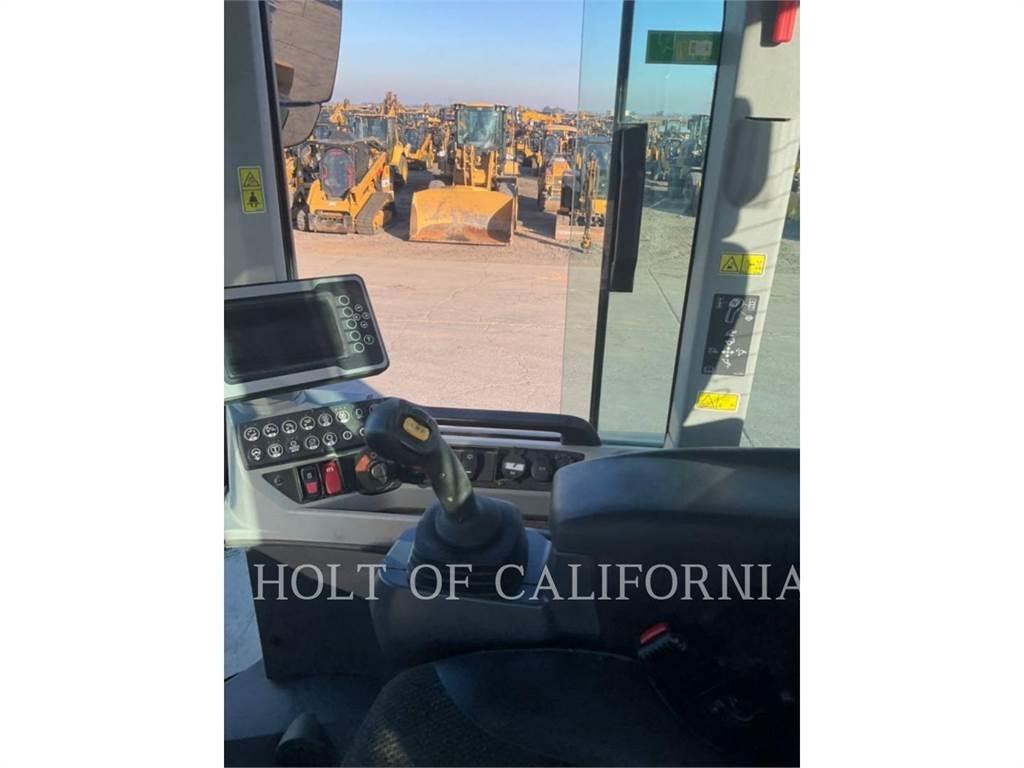 CAT 938M Pale gommate