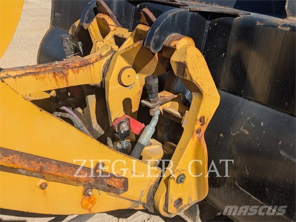 CAT 938M Pale gommate