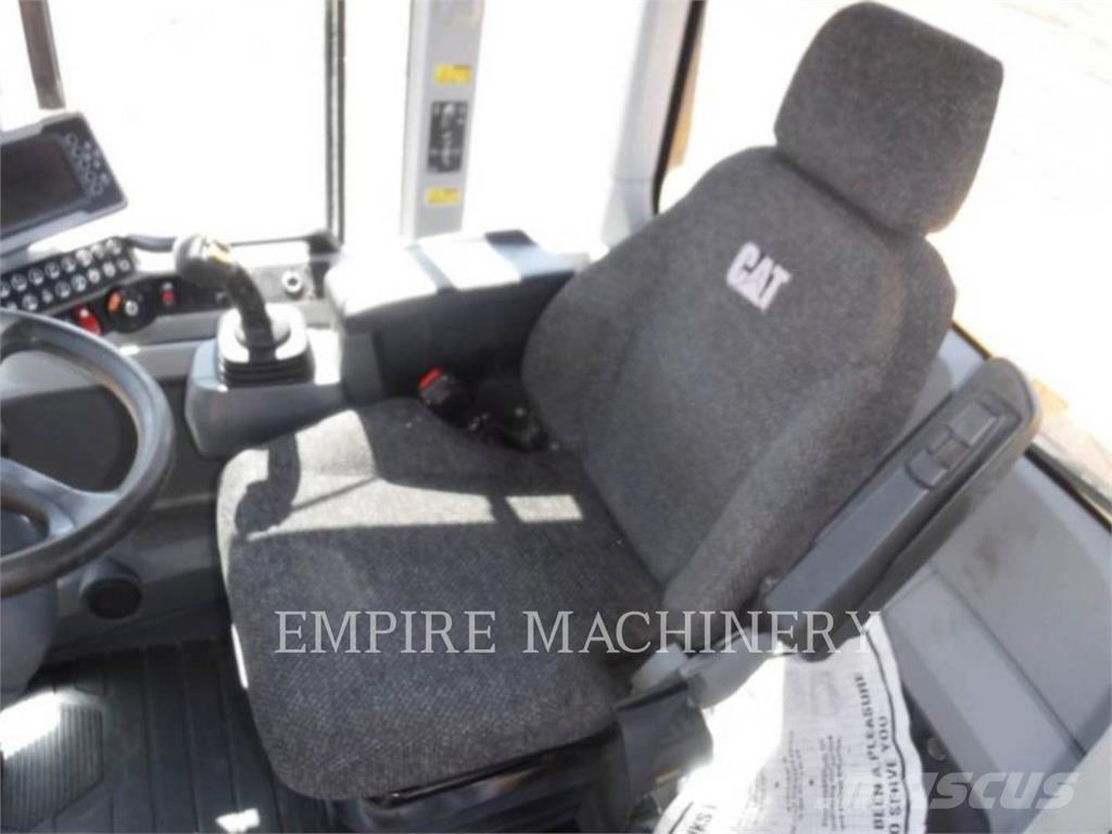 CAT 938M Pale gommate