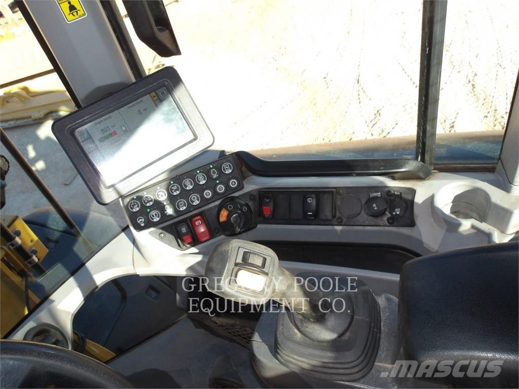 CAT 938M Pale gommate