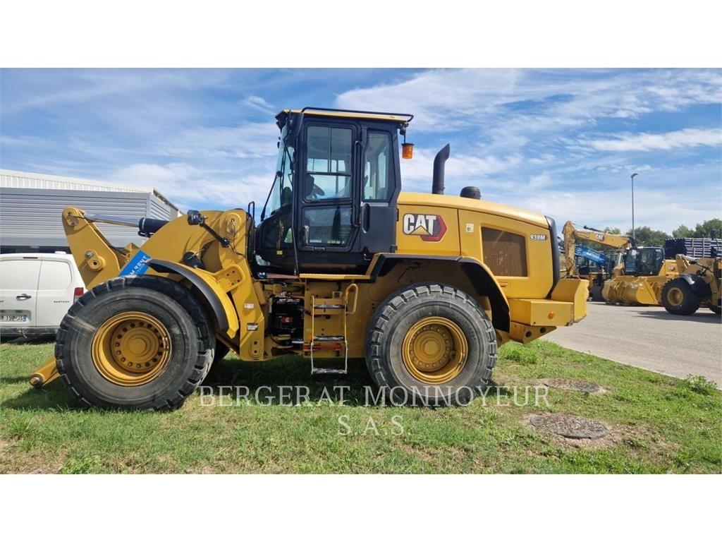 CAT 938M Pale gommate