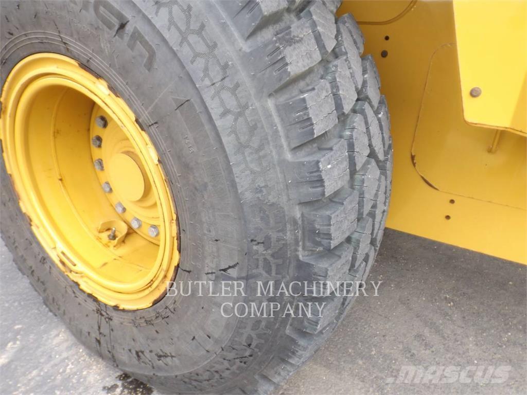 CAT 938M Pale gommate