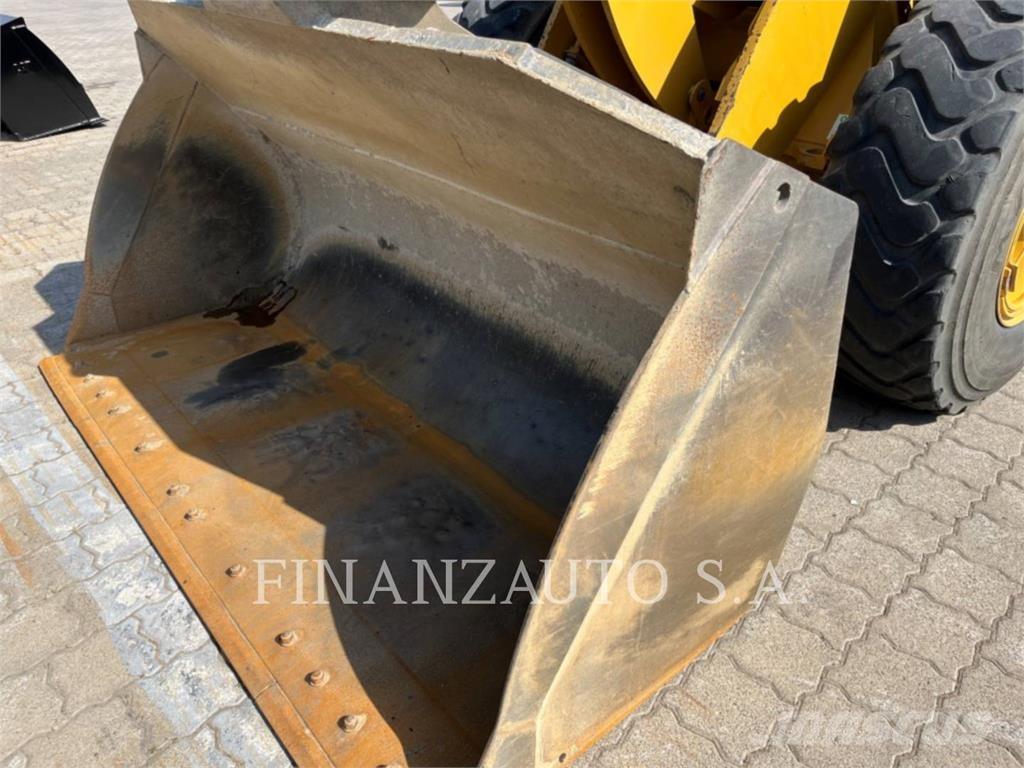 CAT 938M Pale gommate