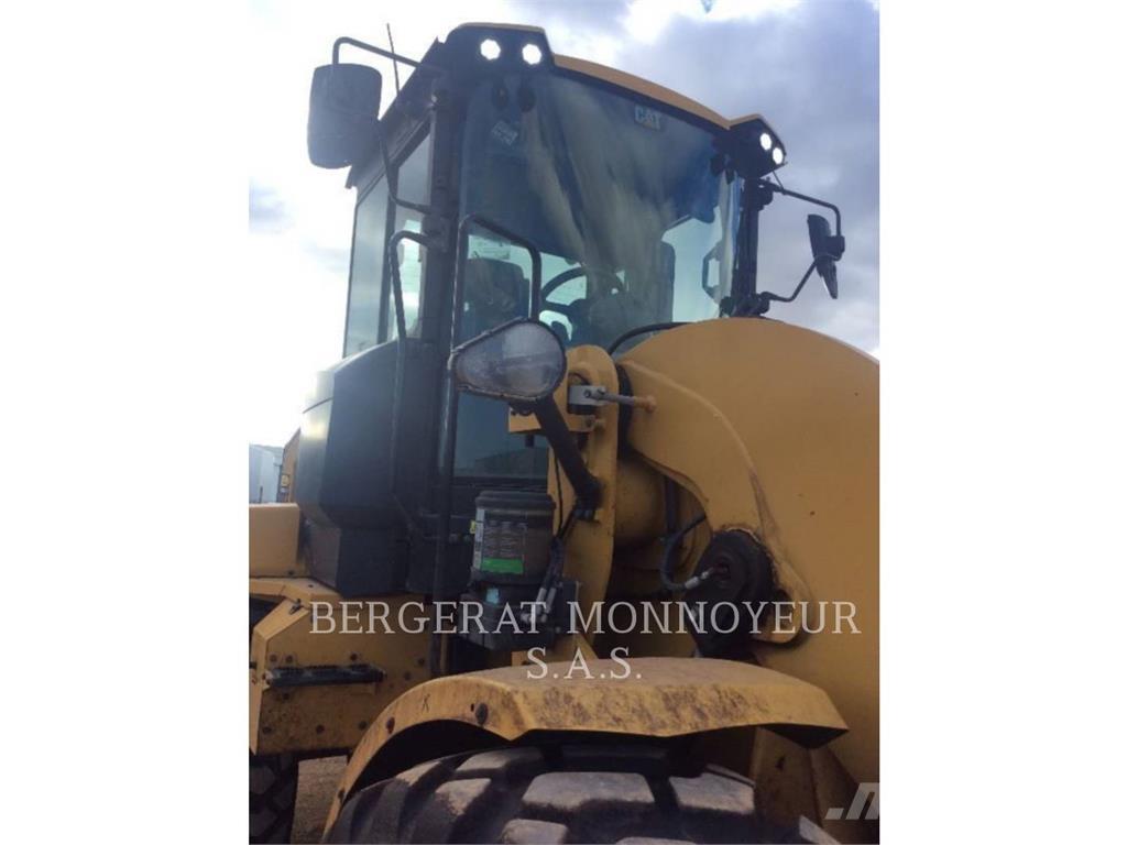 CAT 938M Pale gommate