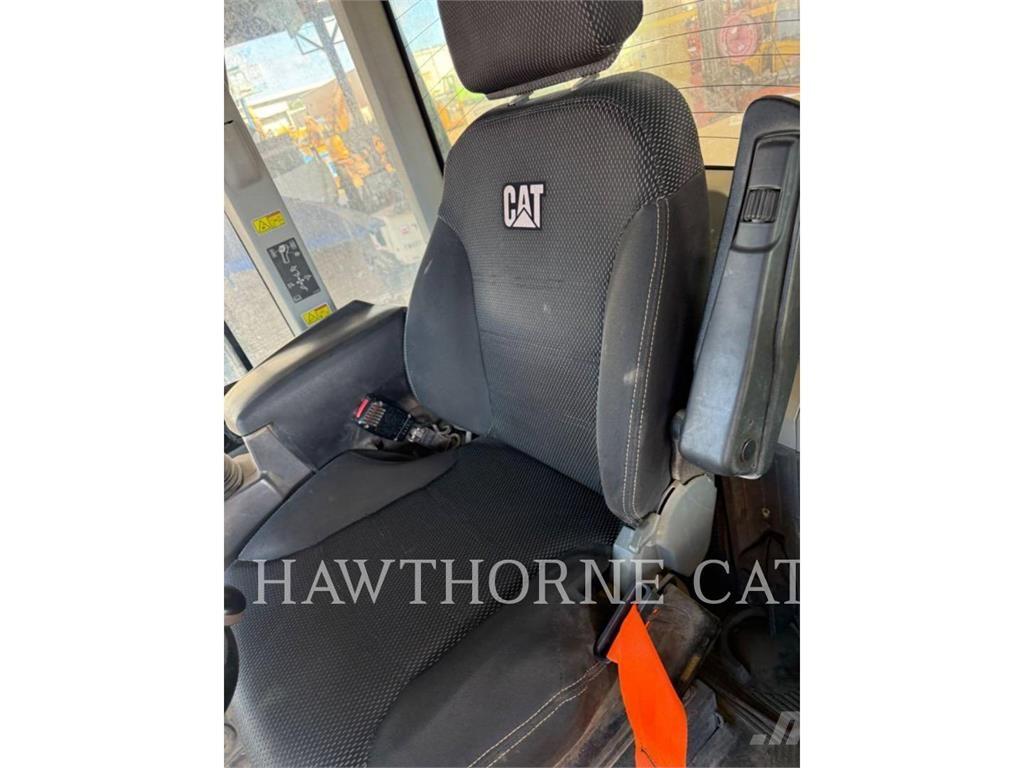 CAT 938M Pale gommate