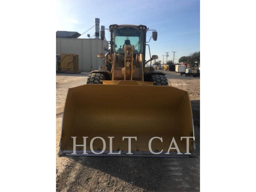 CAT 938M Pale gommate