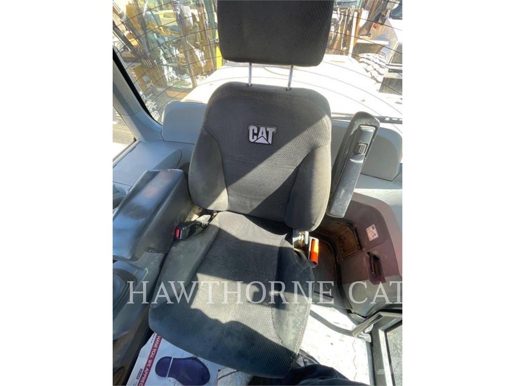 CAT 938M Pale gommate