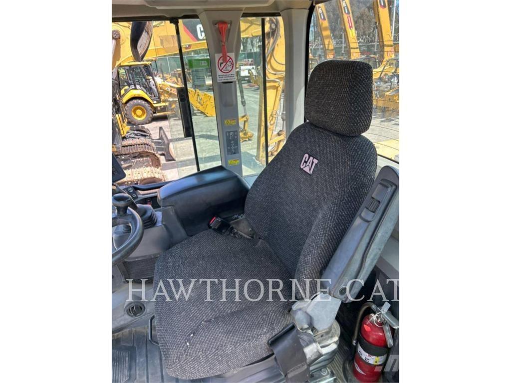 CAT 938M Pale gommate