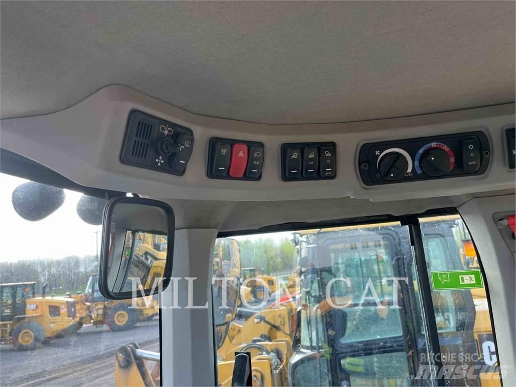 CAT 938M 2V Pale gommate
