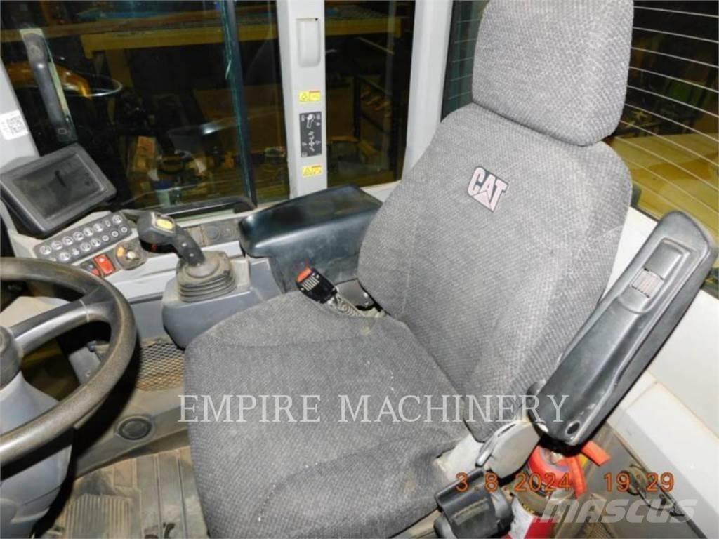 CAT 938M FC Pale gommate