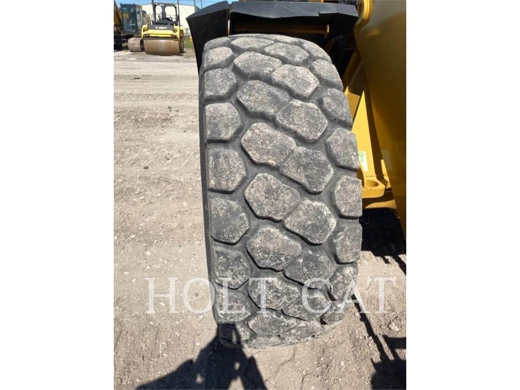 CAT 938M QC Pale gommate