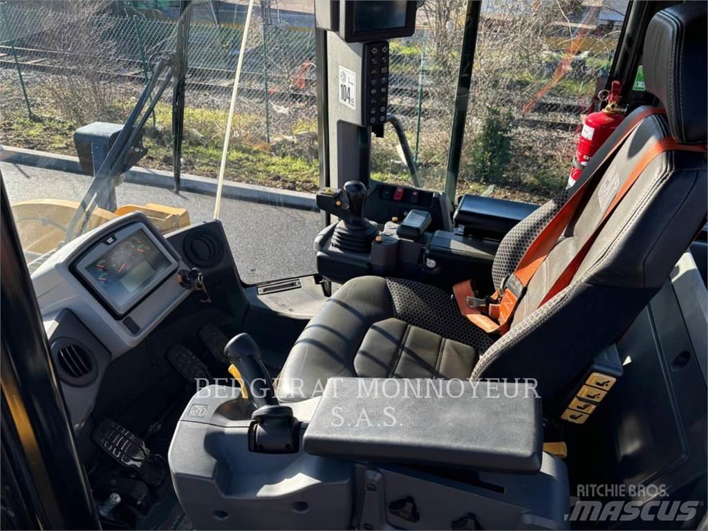 CAT 950M Pale gommate