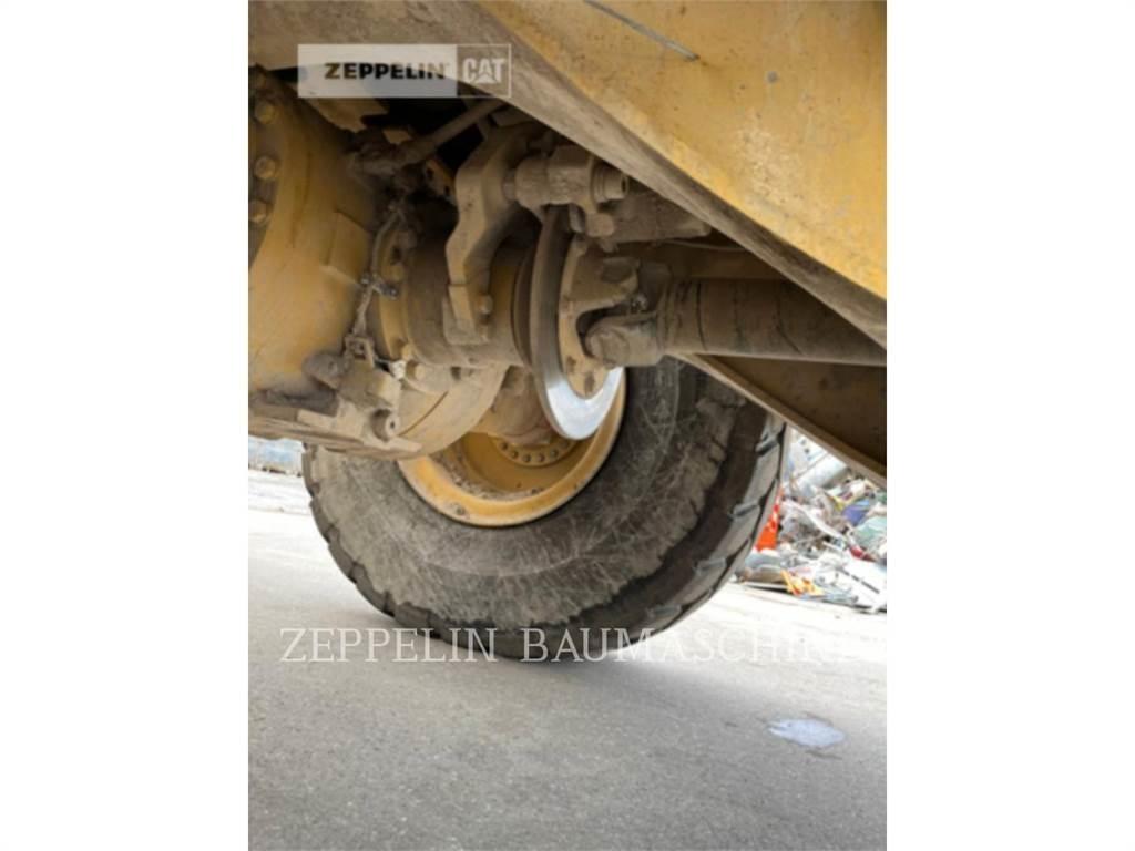 CAT 950M Pale gommate