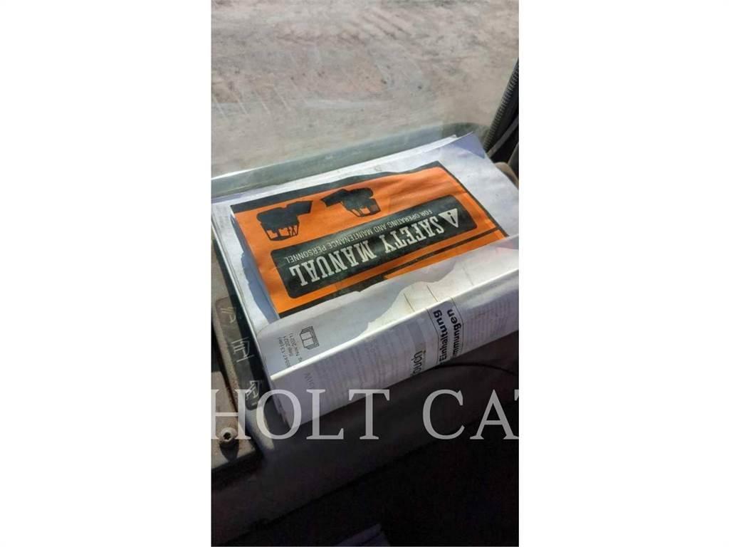 CAT 963 Pale cingolate