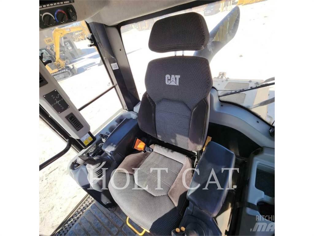 CAT 963 Pale cingolate
