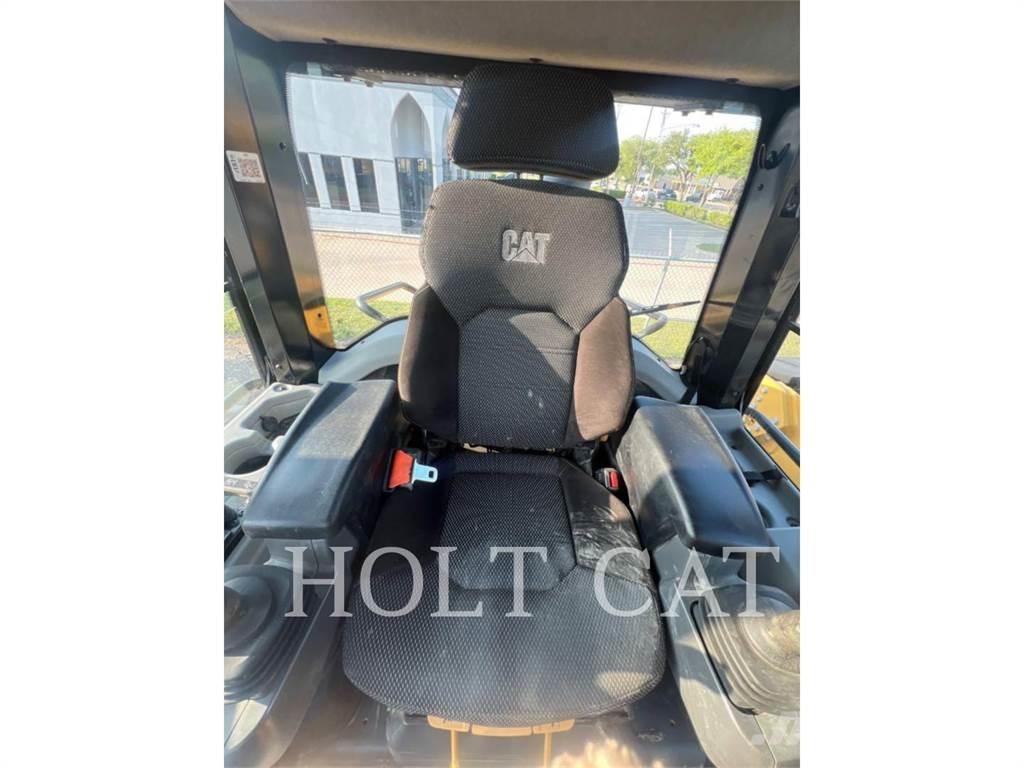 CAT 963 Pale cingolate