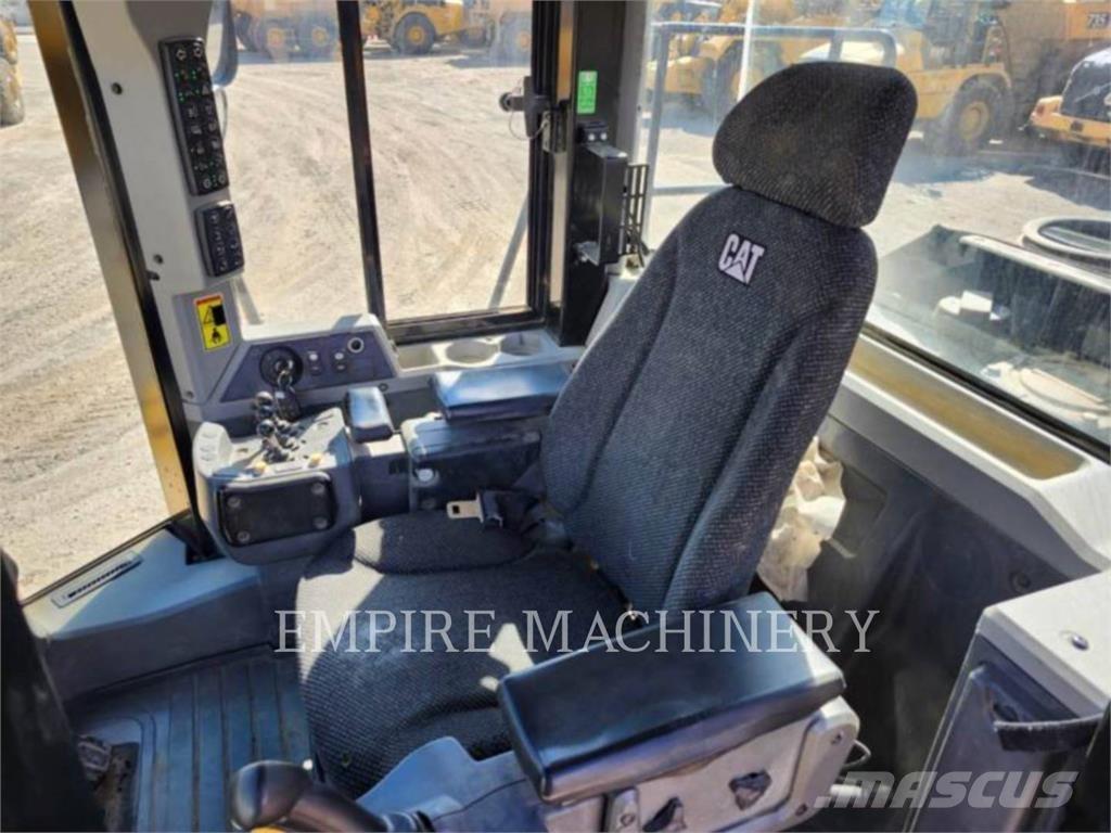 CAT 966K Pale gommate