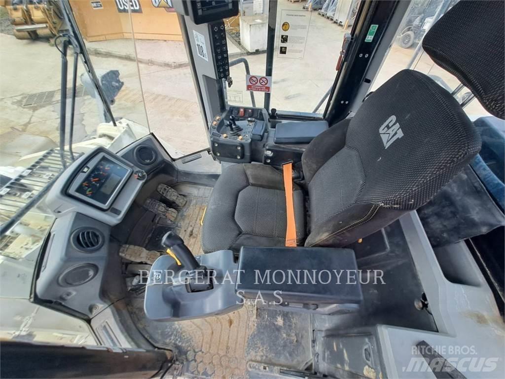 CAT 966M Pale gommate