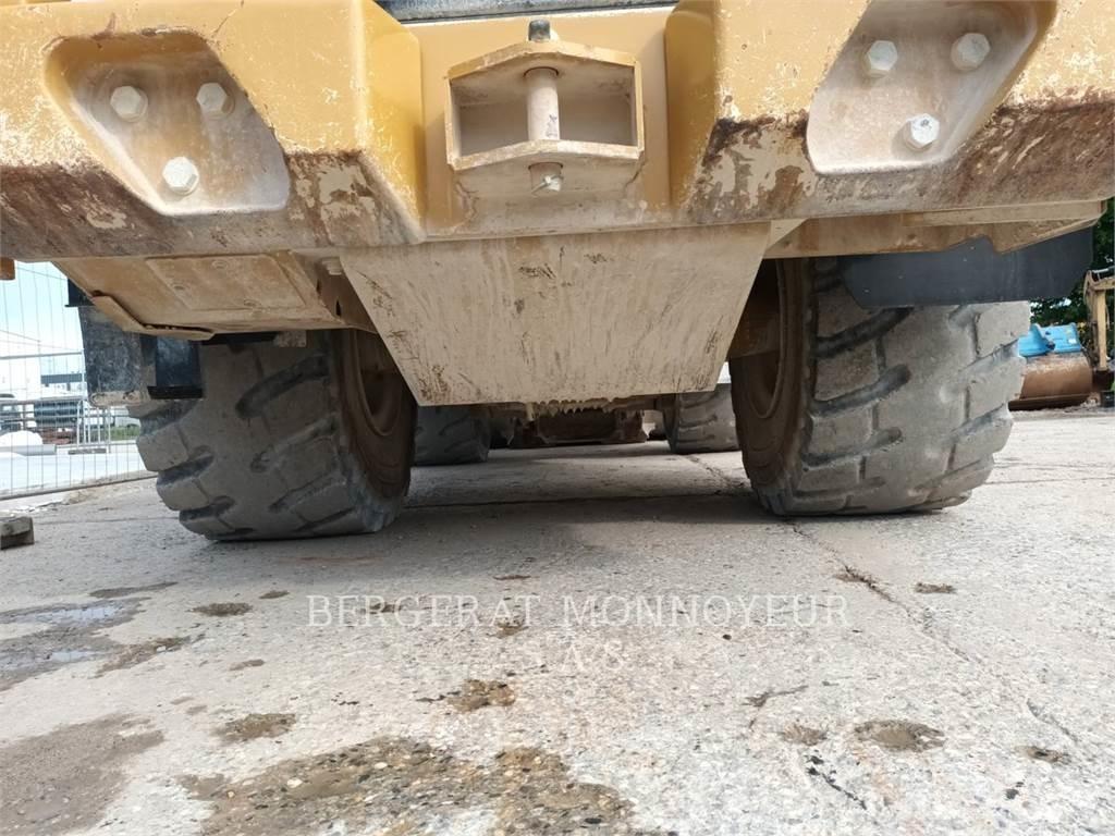 CAT 966M Pale gommate