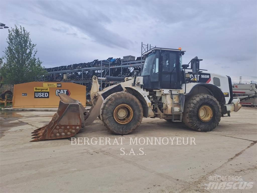 CAT 966M Pale gommate