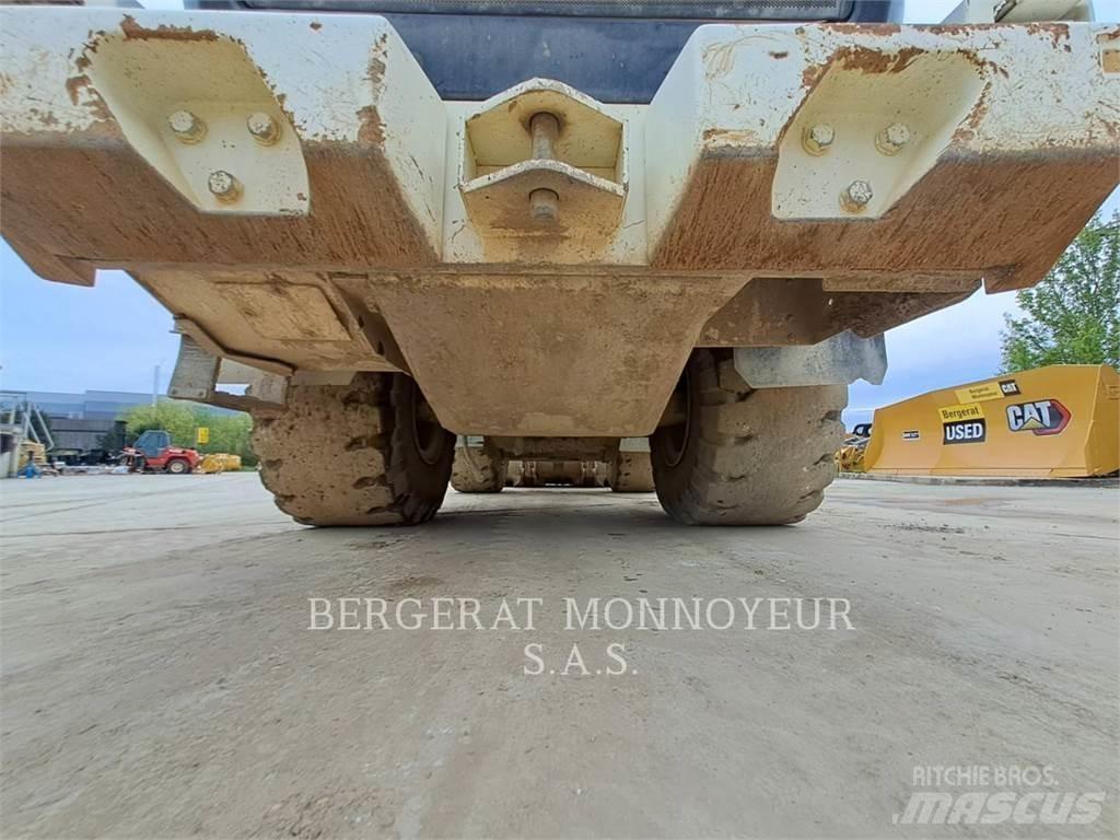 CAT 966M Pale gommate