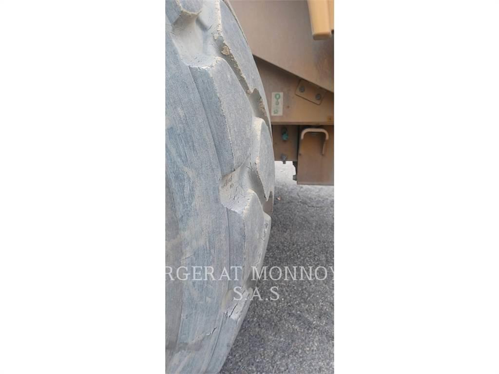 CAT 966M Pale gommate