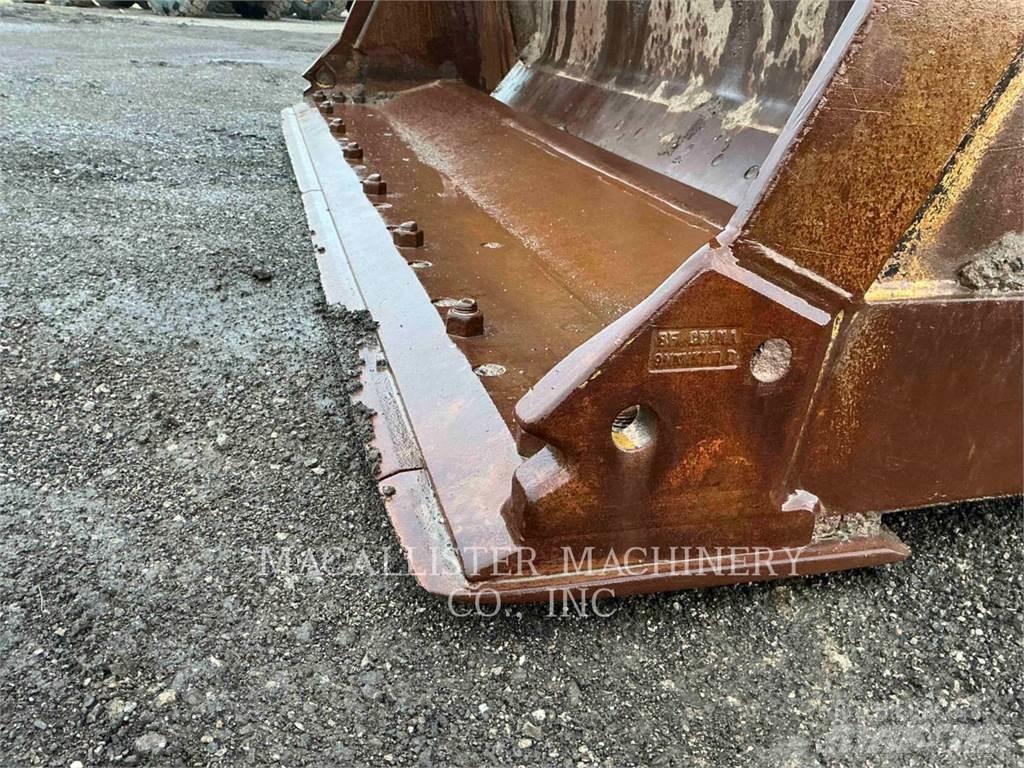 CAT 966M Pale gommate